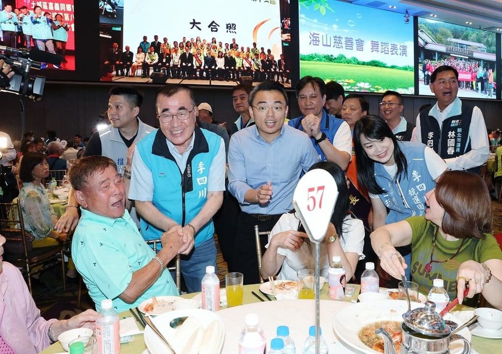 國民黨新北市長參選人李四川（前左2）6日在新莊區出席新北市嘉義同鄉會會員大會，逐桌致意爭取支持。中央社記者郭日曉攝　115年6月6日