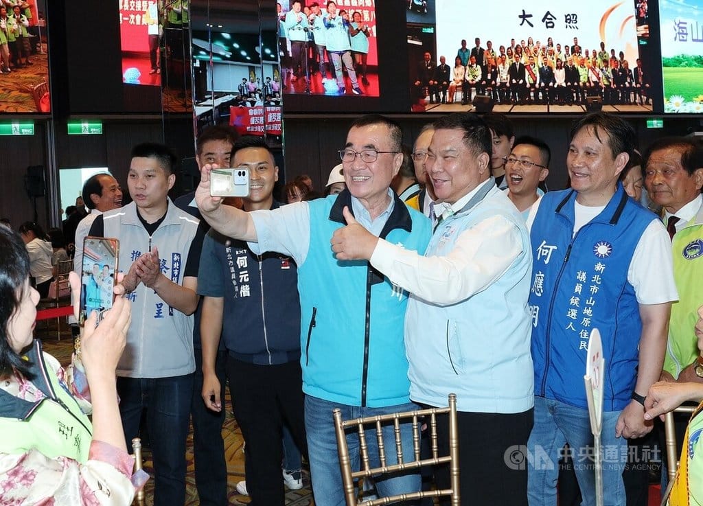 國民黨新北市長參選人李四川（中持手機者）6日出席新北市嘉義同鄉會會員大會，逐桌致意並合影，懇託鄉親全力支持。中央社記者郭日曉攝　115年6月6日