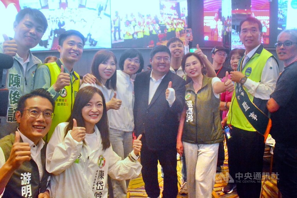民主進步黨新北市長參選人蘇巧慧（後左4）6日參加新北市嘉義同鄉會會員代表大會，與民進黨籍立法委員蔡易餘（前右4）等合影。中央社記者黃旭昇攝　115年6月6日