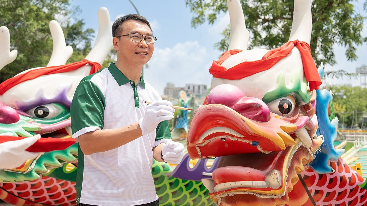 侯尊堯為龍舟點睛，祈求活動圓滿順利。 圖：高雄市運發局/提供