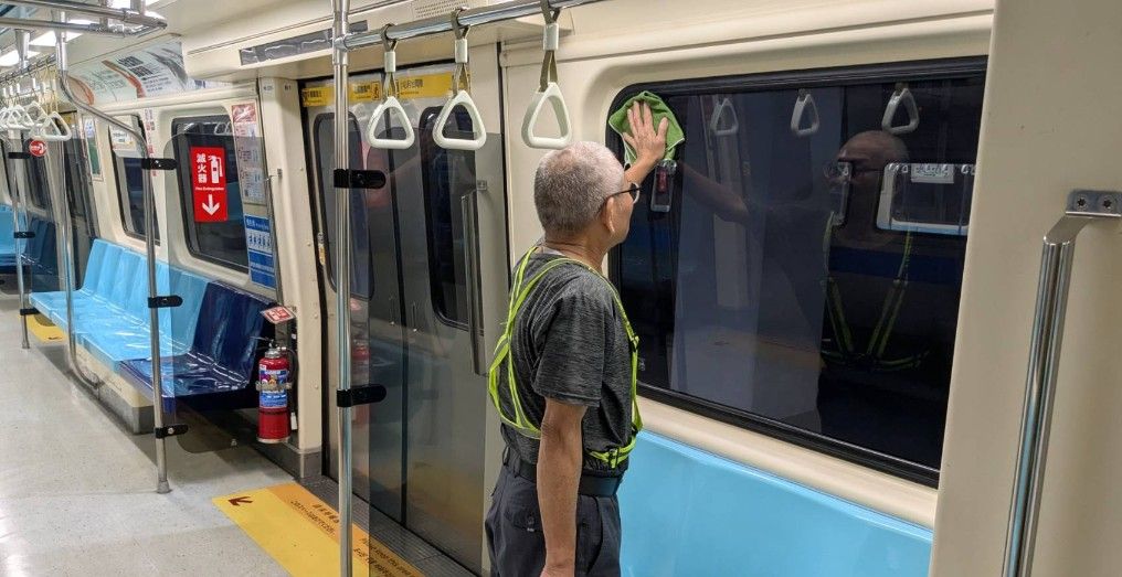 捷強調，為提供旅客舒適整潔的乘車環境，捷運列車每日上線營運前，均依標準作業程序完成清潔消毒作業。 圖：台北捷運公司／提供
