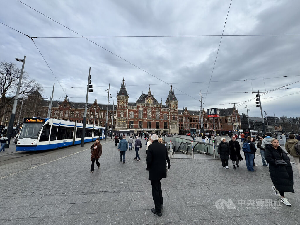 為了應對「過度旅遊」帶來的影響，荷蘭阿姆斯特丹考慮調高旅遊稅，從現行的12.5%調高至16%，後續逐步提升至20%。圖為阿姆斯特丹中央車站。 圖/中央社
