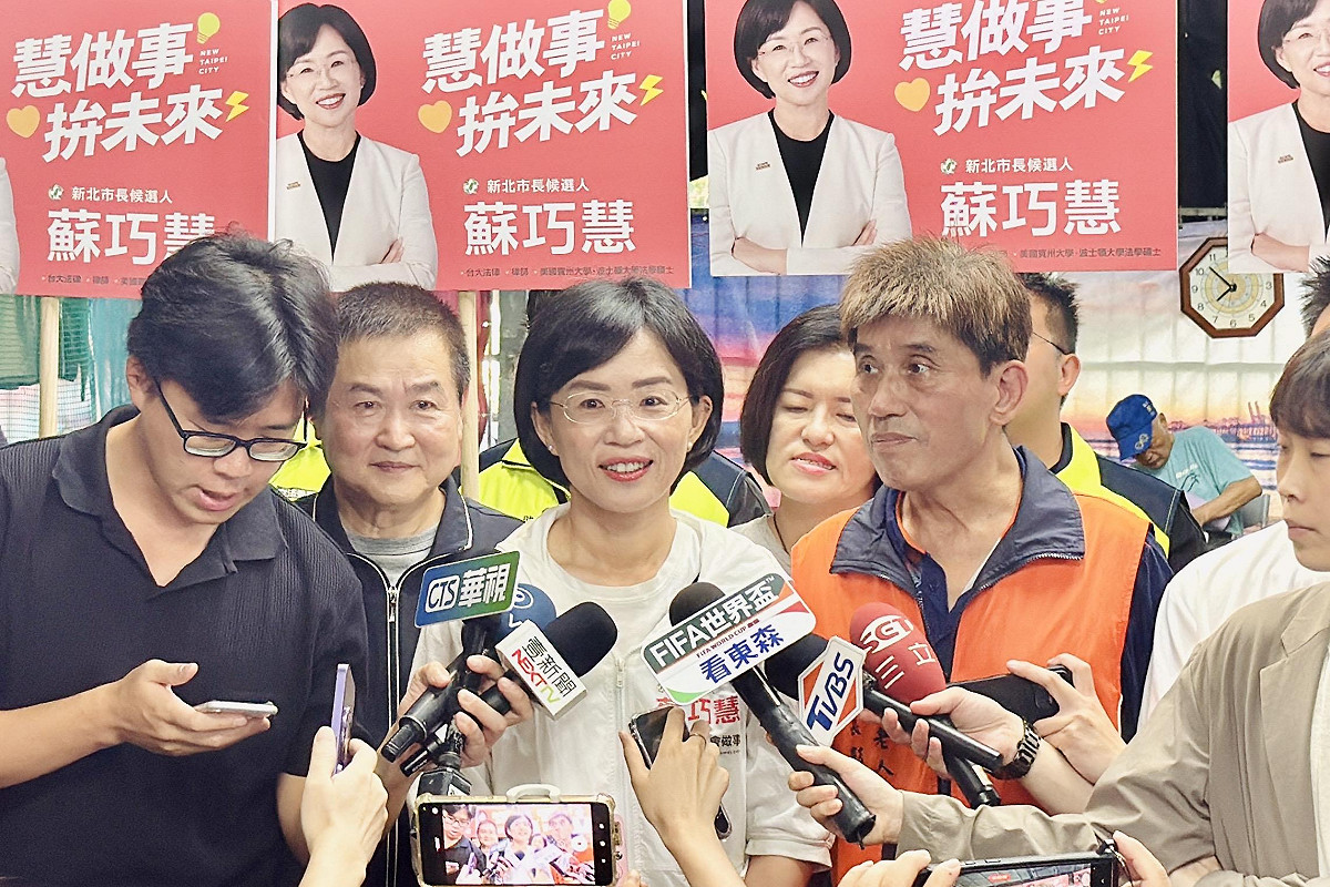 民進黨新北市長參選人蘇巧慧今日前往永和區老人會桌球比賽、福和橋觀光市集。 圖：蘇巧慧辦公室提供