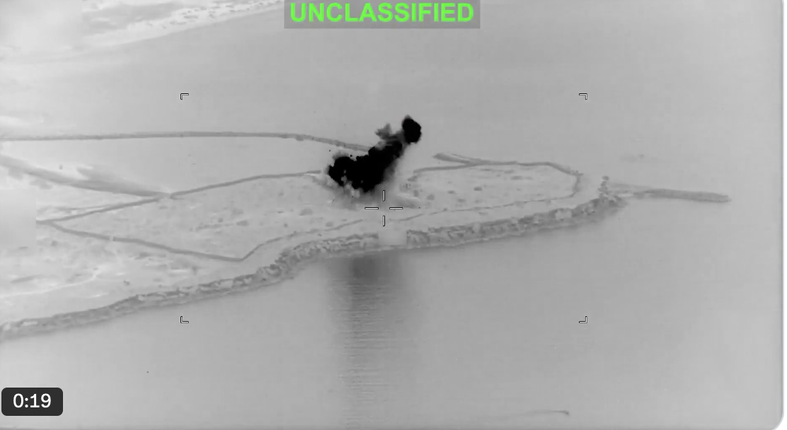 美國中央司令部（ CENTCOM ）發表聲明指出，美軍部隊對伊朗採取自衛反擊行動，擊毀沿岸的雷達站。 圖：翻攝自@sentdefender