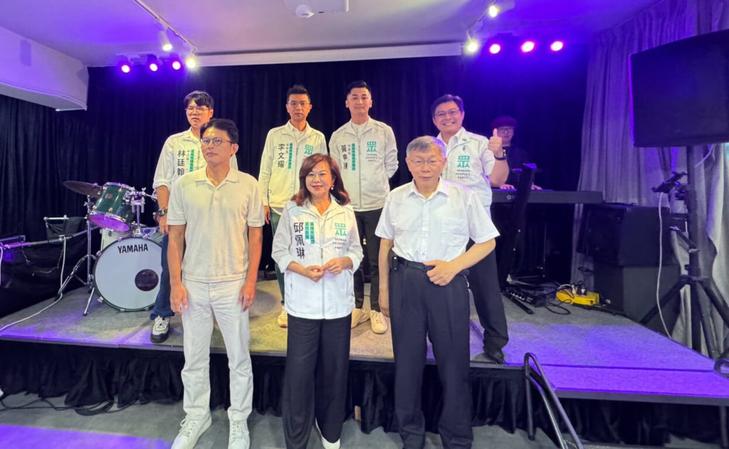 台灣民眾黨主席黃國昌（前排左起）、基隆市副市長邱佩琳與民眾黨創黨主席柯文哲，與4名基隆市議員參選人合體，錄製競選歌曲「總有希望」。 圖/台灣民眾黨提供