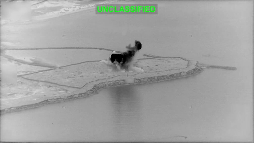 美軍5日對伊朗雷達站發動空襲，美軍中央司令部公布空襲影像。 圖：取自x.com/CENTCOM