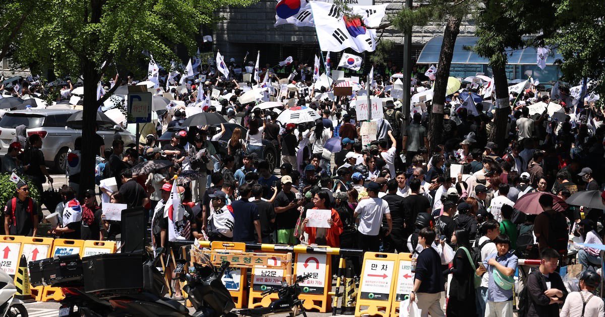 現場聚集大批抗議群眾，高喊「重辦選舉」等口號，並揮舞國旗、齊唱國歌表達不滿。 圖：翻攝自 X  淘喵先生