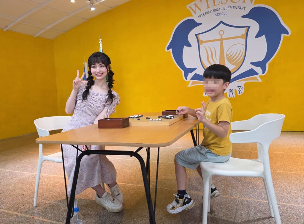 「圍棋女神」黑嘉嘉（左）近年除了將重心轉往演藝圈外，也積極在基層推廣圍棋運動，她日前出席台南威爾森幼稚園，與幼兒園小朋友零距離互動。（黑嘉嘉圍棋提供）中央社記者黎建忠傳真 115年6月7日