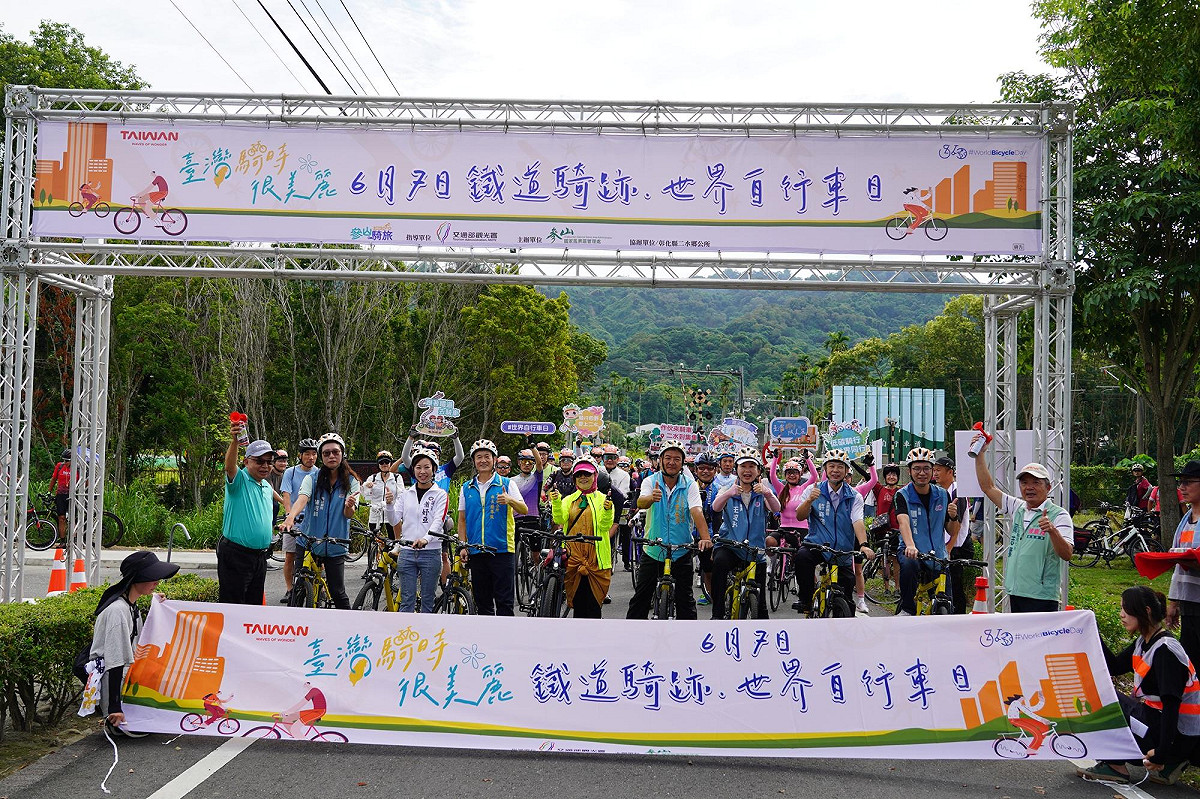 與貴賓共同鳴笛啟程，號召民眾以單車實踐低碳永續旅遊。 圖：參山處/提供