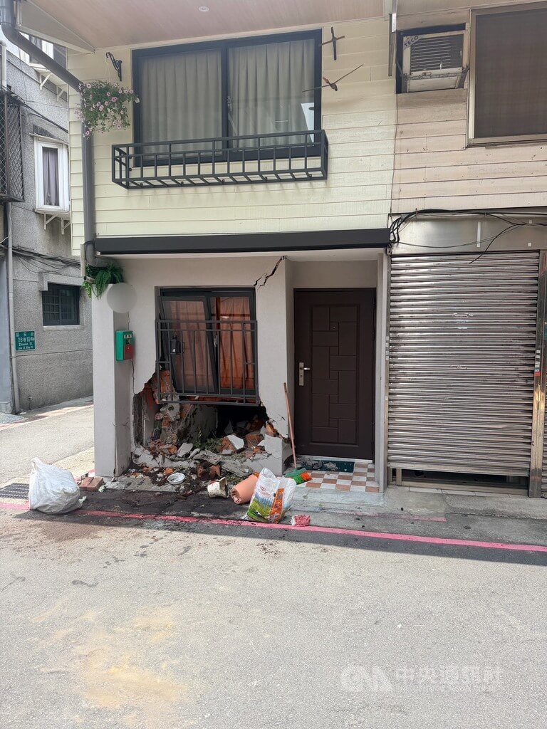 北市8旬吳姓男子駕車疑操作失誤，誤踩油門碰撞路旁民宅受損，警方獲報已排除酒駕、毒駕，經查吳翁駕駛駕籍正常、有依規定換照。（翻攝照片）中央社記者黃麗芸傳真 115年6月7日