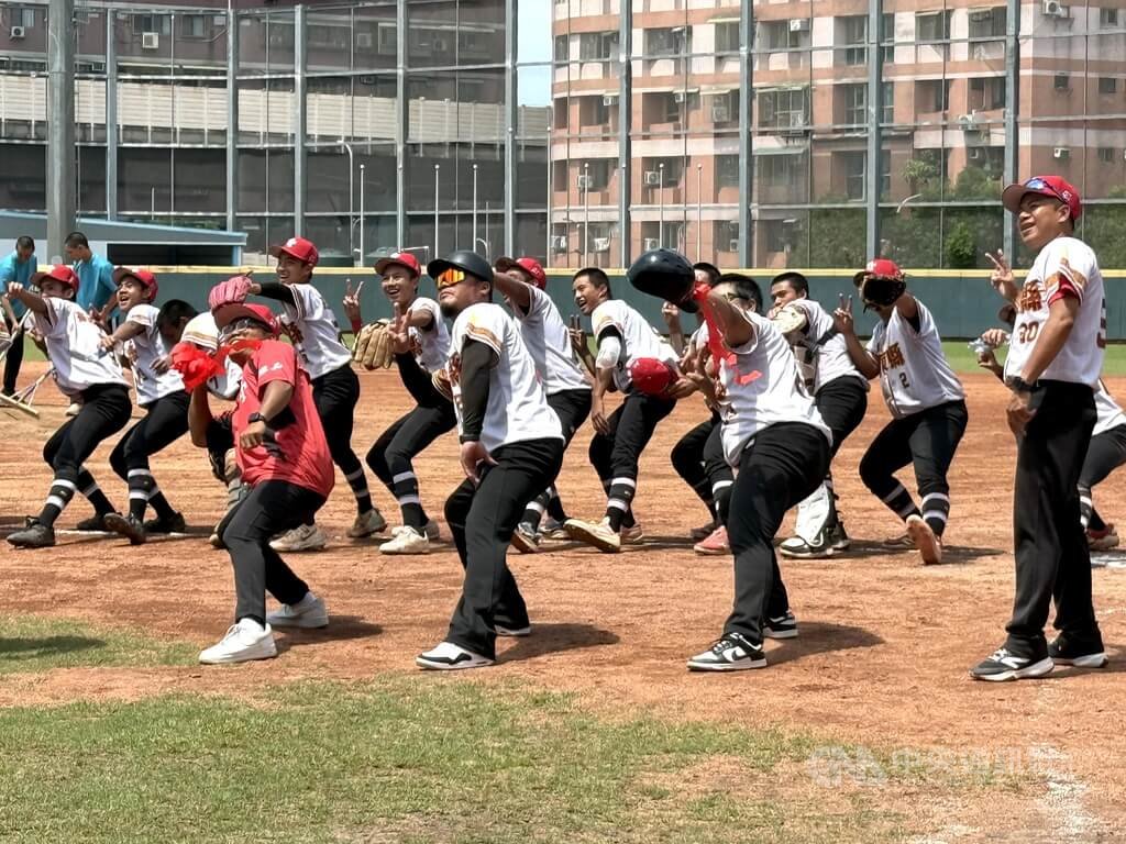 115年華南青少棒賽台東7日季軍戰與桃園市交手，以6比1搶勝，奪下季軍，賽後球員教練百出慶祝手勢。中央社記者謝靜雯攝 115年6月7日