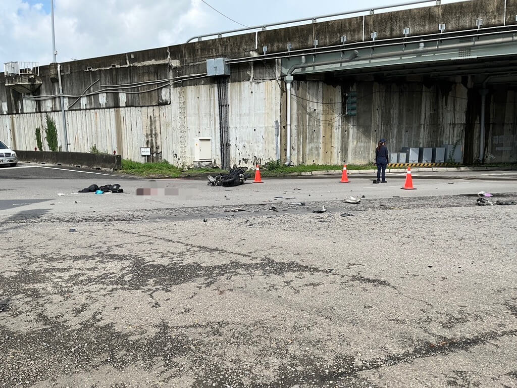 38歲黃姓男子7日上午駕駛自小客車行經高雄市楠梓區一處路口時，與23歲曾姓機車騎士發生碰撞，事故造成曾男倒地傷重不治，黃男詢後依過失致死等罪嫌函送偵辦。（高雄市政府警察局楠梓分局提供）中央社記者張已亷傳真 115年6月7日