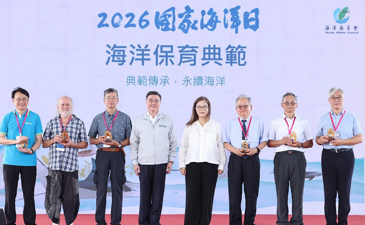 卓榮泰(左四)、管碧玲(右四)與海洋保育典範得獎人。 圖：海洋委員會/提供