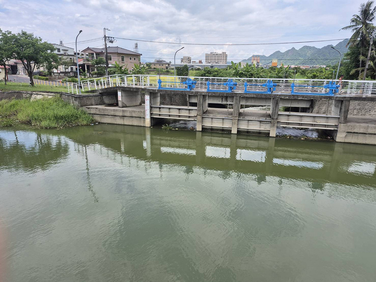 因應山區累積雨量，美濃湖4座放流水閘門彈性操作，可有效運用美濃湖蓄洪空間。 圖：高雄市水利局/提供
