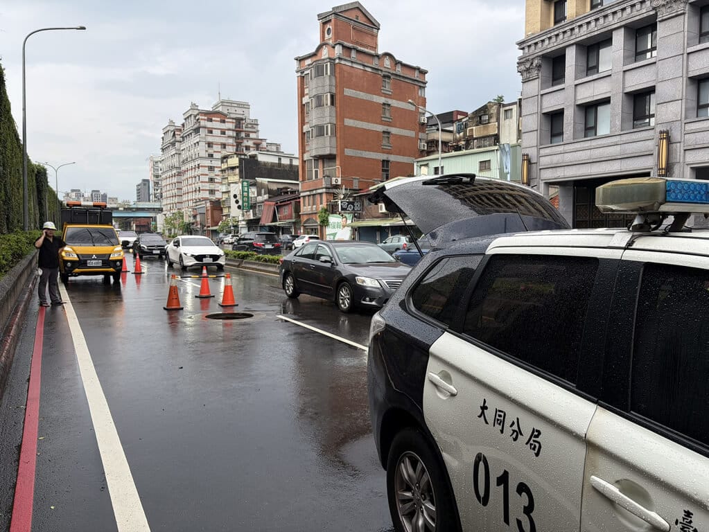 台北市7日下午強降雨，環河北路一段389號對面、北往南車道人孔蓋因氣壓過高噴飛，並造成路面凹洞，3車壓過爆胎，幸人無傷；經搶修，人孔蓋已復位，警方確認現場交通恢復順暢後也撤離。（台北市政府提供）中央社記者楊淑閔傳真　115年6月7日