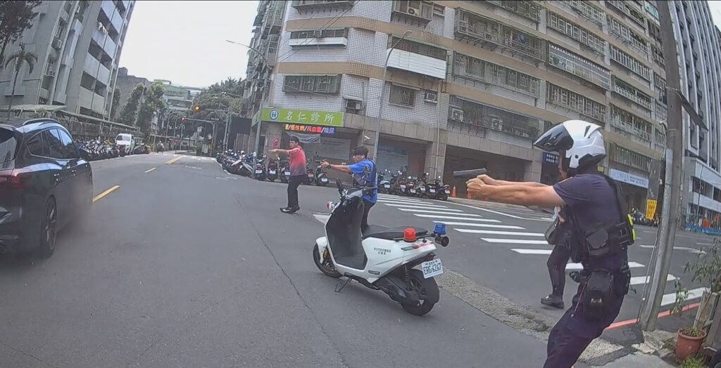 土城男子拒檢逃逸 警開16槍攔停逮捕送辦