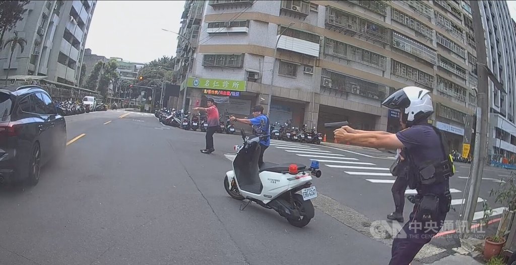 新北市政府警察局土城分局員警7日上午偵辦毒品案時，欲攔檢吳姓男子車輛，對方見狀駕車衝撞，員警開16槍示警仍逃逸，經通報勤務中心啟動攔截圍捕，吳男最後在金城路、和平路口落網。（翻攝照片）中央社記者王鴻國傳真　115年6月7日