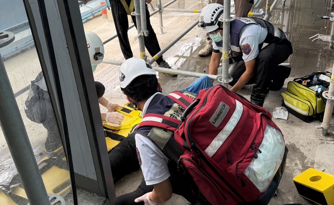 原高市圖改建商辦大樓工地，發生一名工人自高處跌落意外。 圖：民眾提供