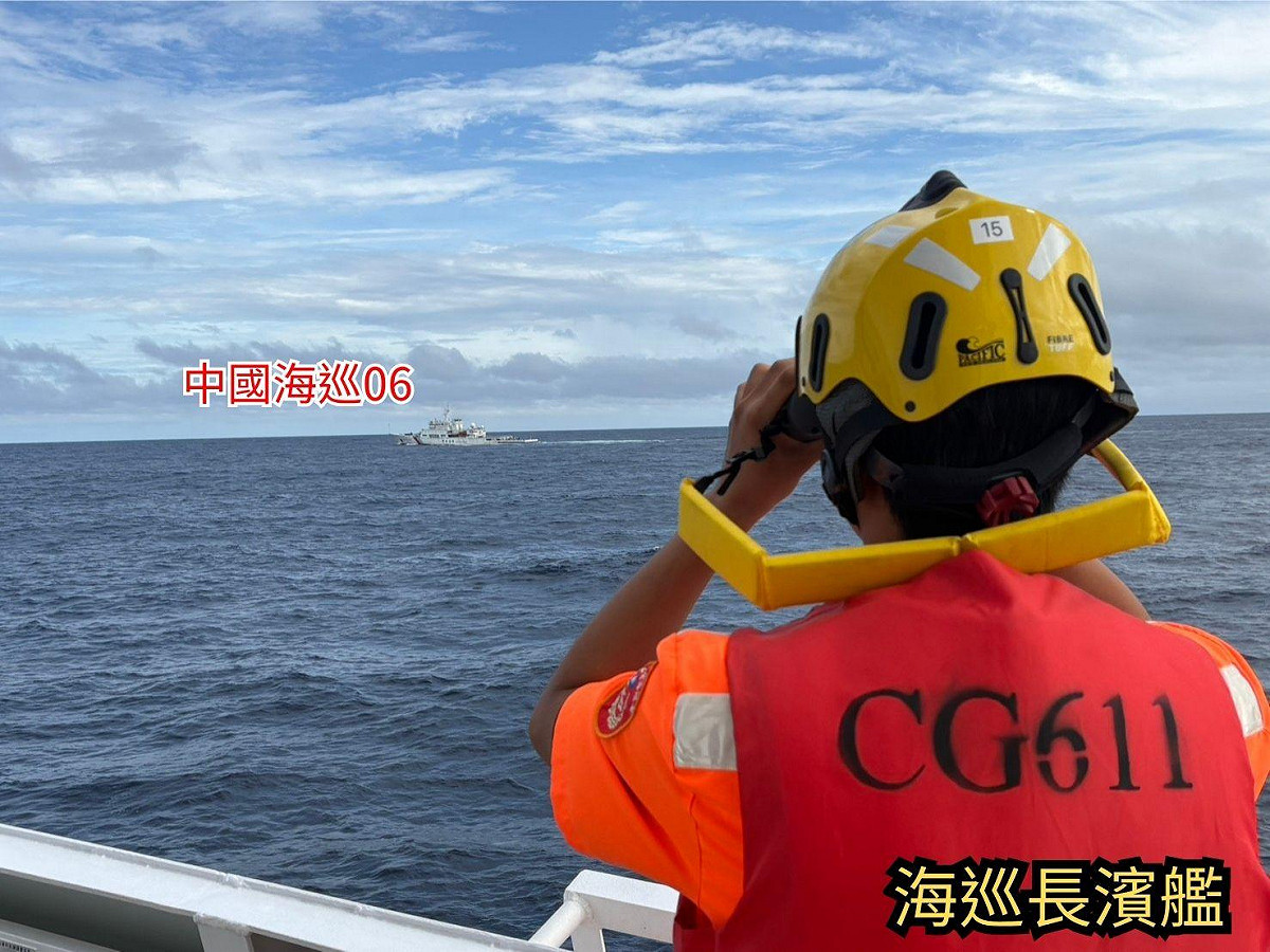 海巡署艦隊分署採購的臉型指紋機差勤系統，遭指疑似使用中國廠牌「貼牌」產品。圖為「高雄艦」監控、驅離中國公務船「海巡06」。 圖：海巡署提供（資料照）