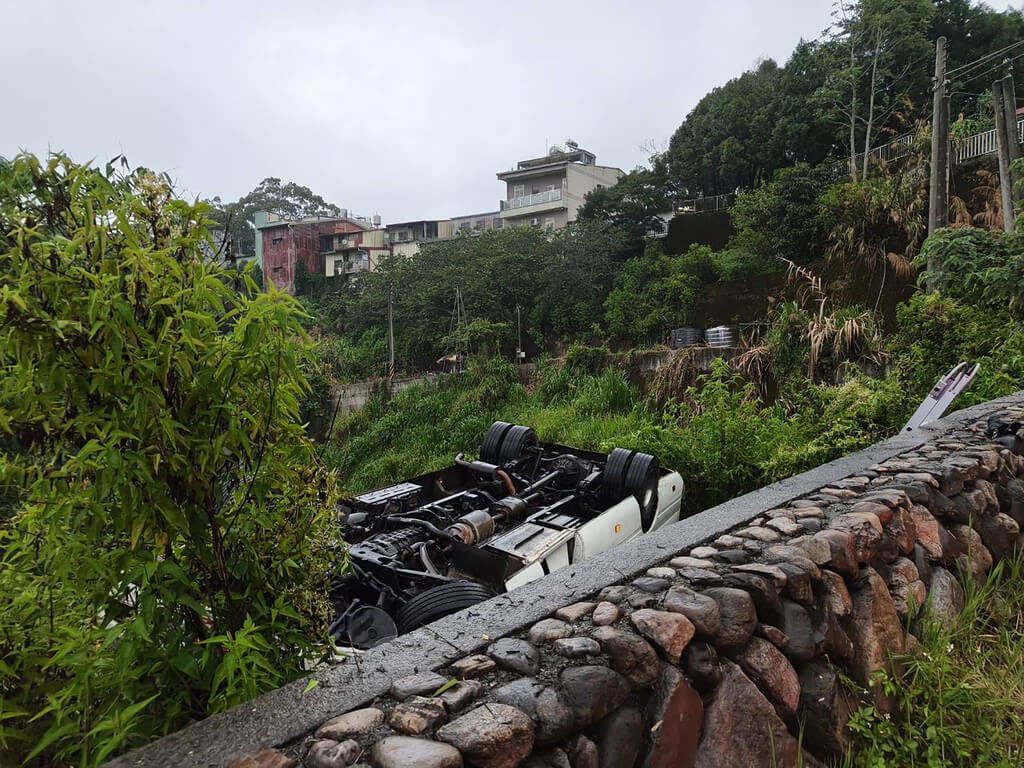南投縣仁愛鄉台14線79公里處7日傍晚1輛中型巴士翻落邊坡，疑因陡坡及彎道行駛不慎導致，駕駛連同車上15名菲律賓籍遊客均送醫，其中有1人腦溢血、2人骨折嚴重。（讀者提供）中央社記者鄭維真傳真　115年6月7日