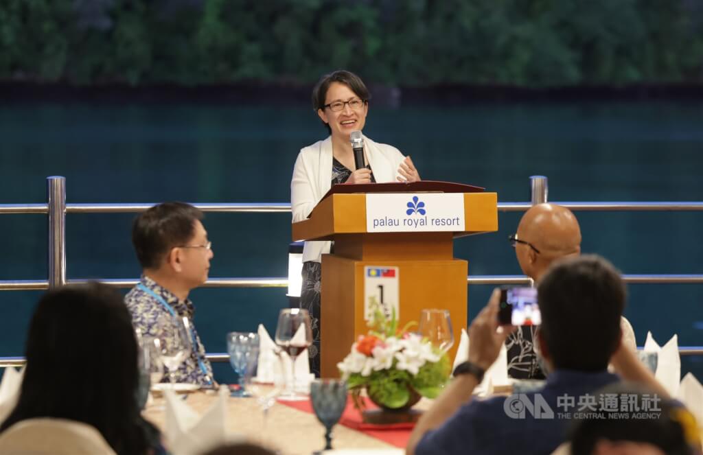 副總統蕭美琴（後中）前往帛琉訪問，7日晚間在下榻飯店出席帛琉總統惠恕仁（Surangel S. Whipps, Jr.）舉辦的歡迎晚宴，致詞時表示，台灣與帛琉同為海洋國家，共享民主、自由及環境保護理念，未來將持續攜手向世界展現兩國都是國際社會不可或缺的良善力量。中央社記者裴禛帛琉攝　115年6月7日 圖：中央社提供