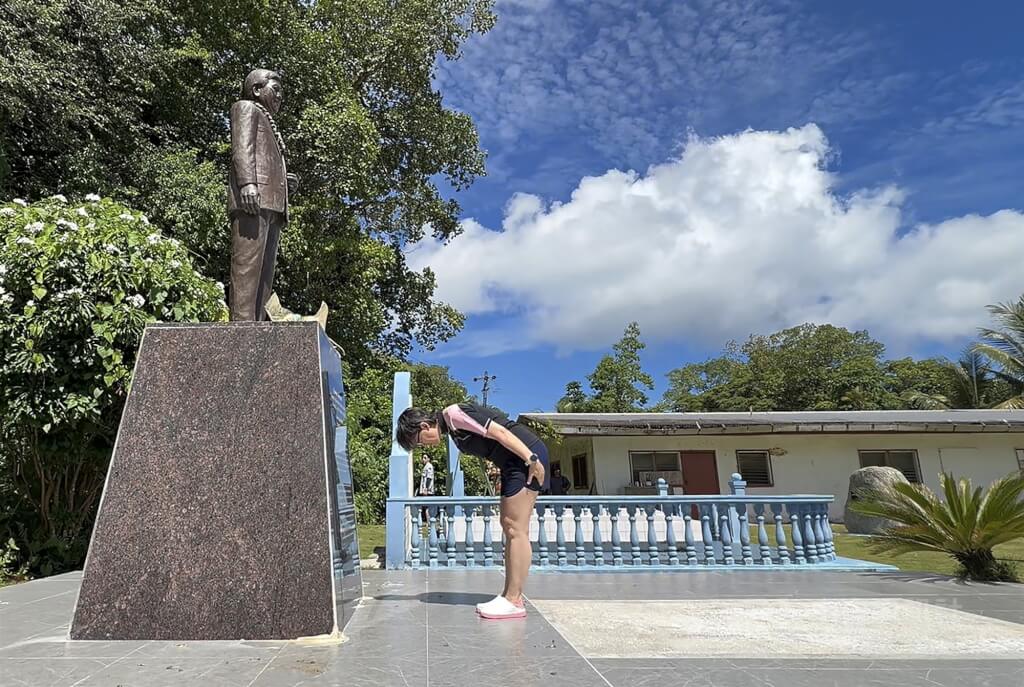 副總統蕭美琴（前）7日前往帛琉前總統中村國雄墓園，在雕像前鞠躬致意。中央社記者裴禛貝里琉州攝　115年6月7日 圖：中央社提供