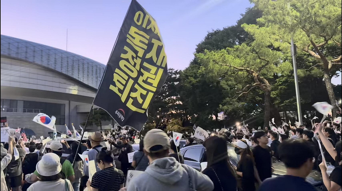 韓國3日地方選舉發生多處投票所選票不足事件，引發民怨，民眾在首爾奧林匹克公園抗議。 圖：翻攝YouTube