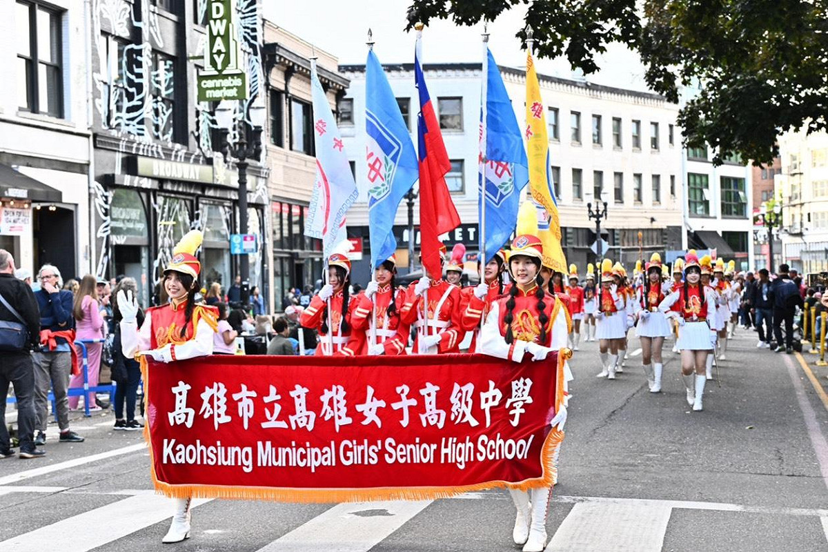 高雄女中樂儀隊首度參與波特蘭玫瑰節大遊行，以精湛演出獲得沿途民眾熱烈掌聲。 圖：高雄市行國處/提供