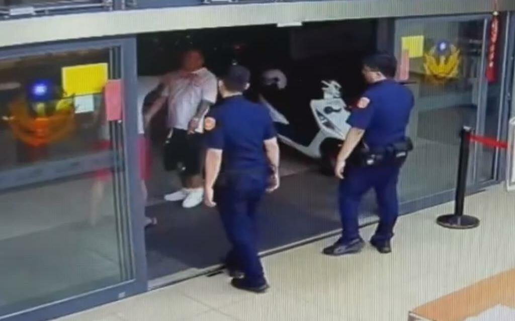 醉男失控大鬧派出所！員警「霸氣放倒」引網讚：真舒爽