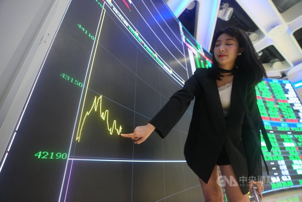 台股黑色星期一暴跌 傳多家券商系統負荷大、報價延遲