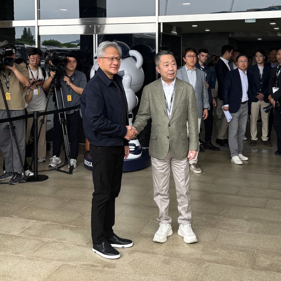 黃仁勳在韓國與斗山集團宣布AI基礎設施與機器人在內等合作。 圖：翻攝自輝達X