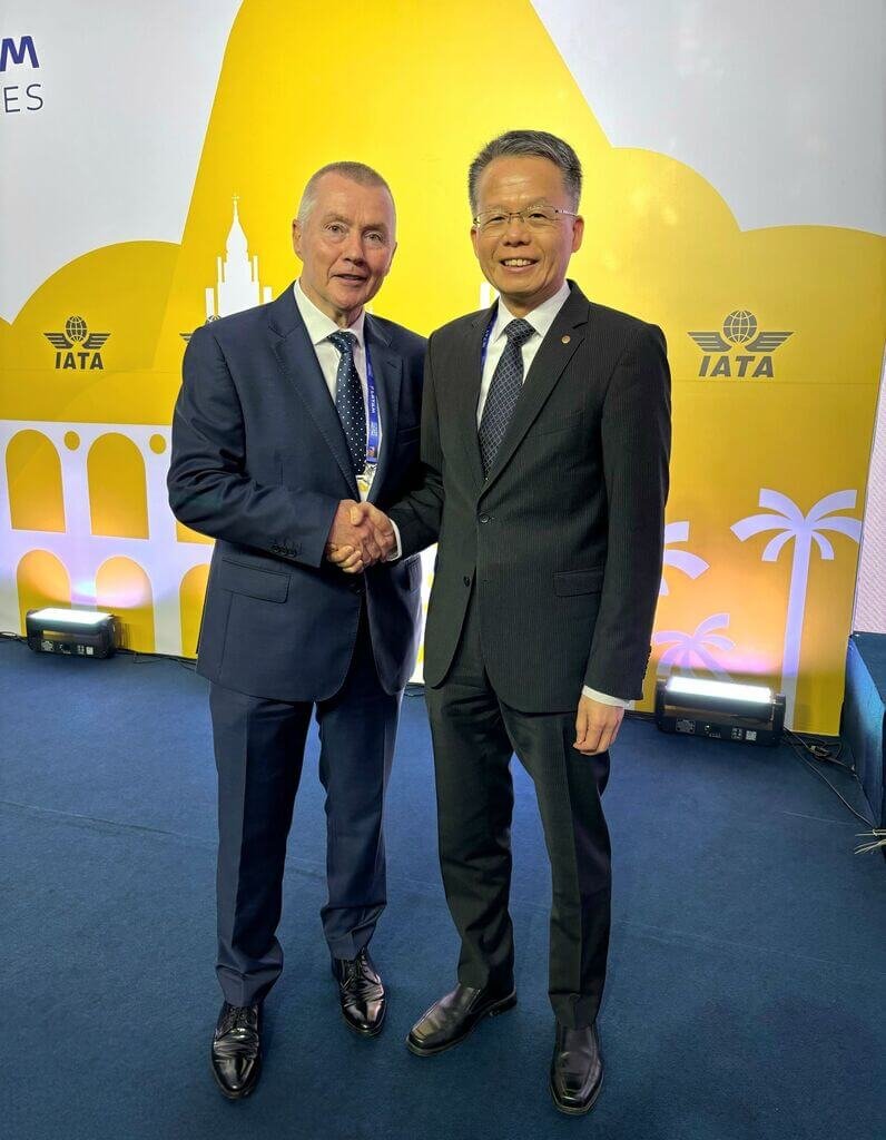 國際航空運輸協會理事長華爾希（Willie Walsh）（左）歡迎長榮航空總經理孫嘉明（右），加入IATA理事會，共同開創IATA的策略方向與航空產業發展重點。（長榮航提供）中央社記者江明晏傳真　115年6月8日