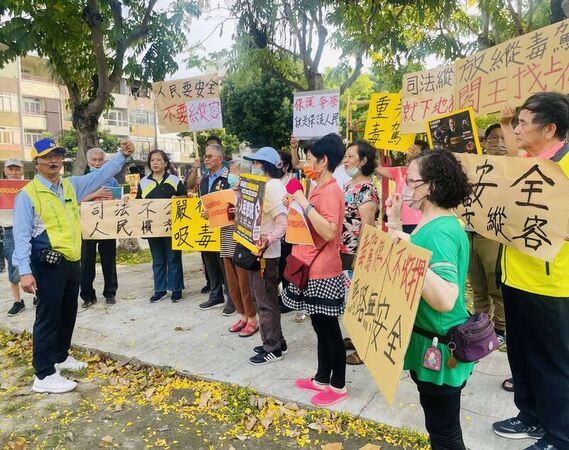 彰化近日接連發生兩起毒駕案，其中一名毒駕撞斷埔鹽分駐所所長雙腿。兩案均被法官裁定無保請回，引發社會強烈反彈。 圖：翻攝抗議畫面（資料照）