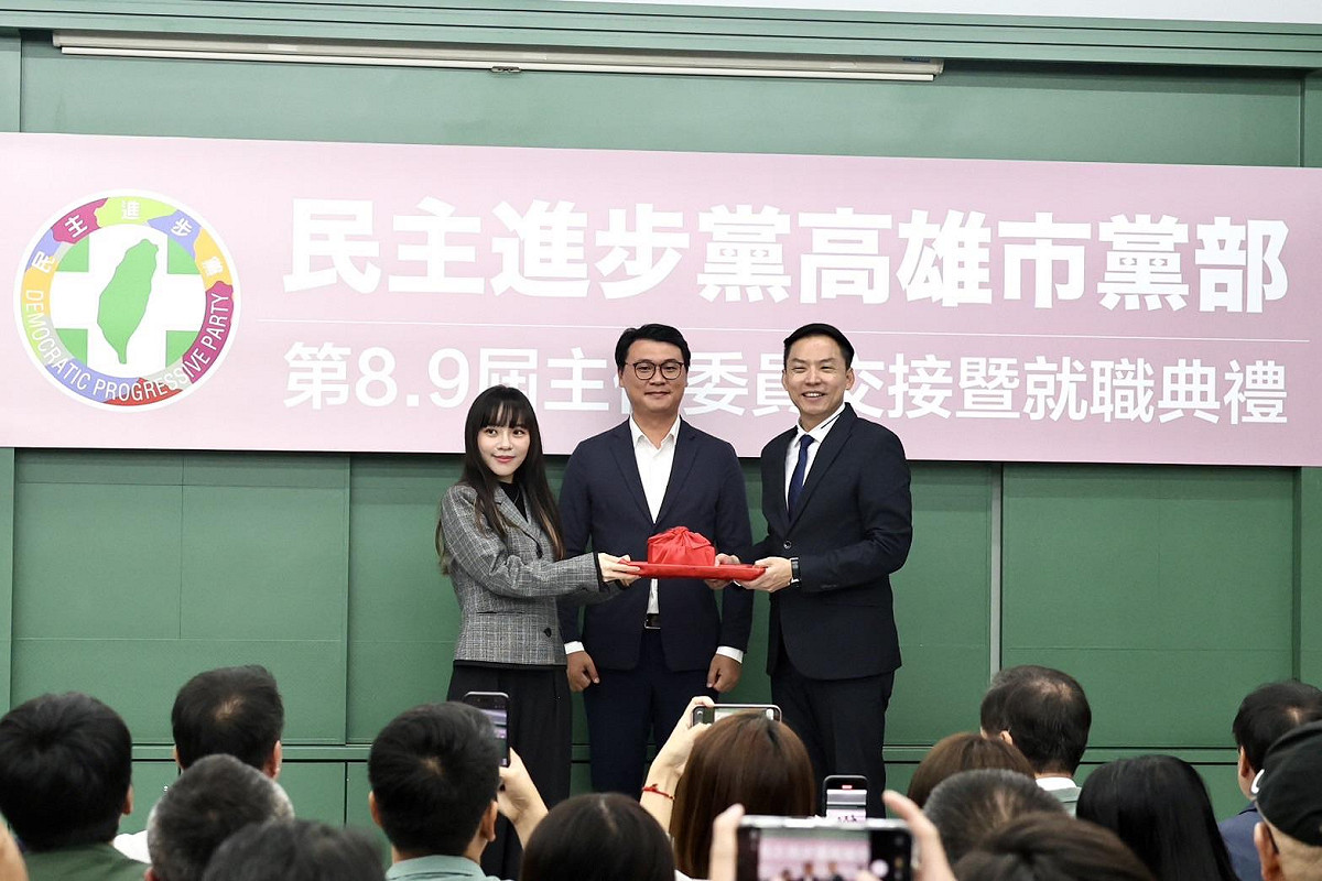 在劉厚承(中)監交下，黃捷(左)自黃文益(右)手中接下高市黨部主委職務。 圖：民進黨高雄市黨部/提供