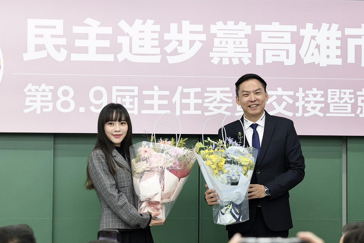 黃捷(左)與黃文益(右)接受獻花。 圖：民進黨高雄市黨部/提供