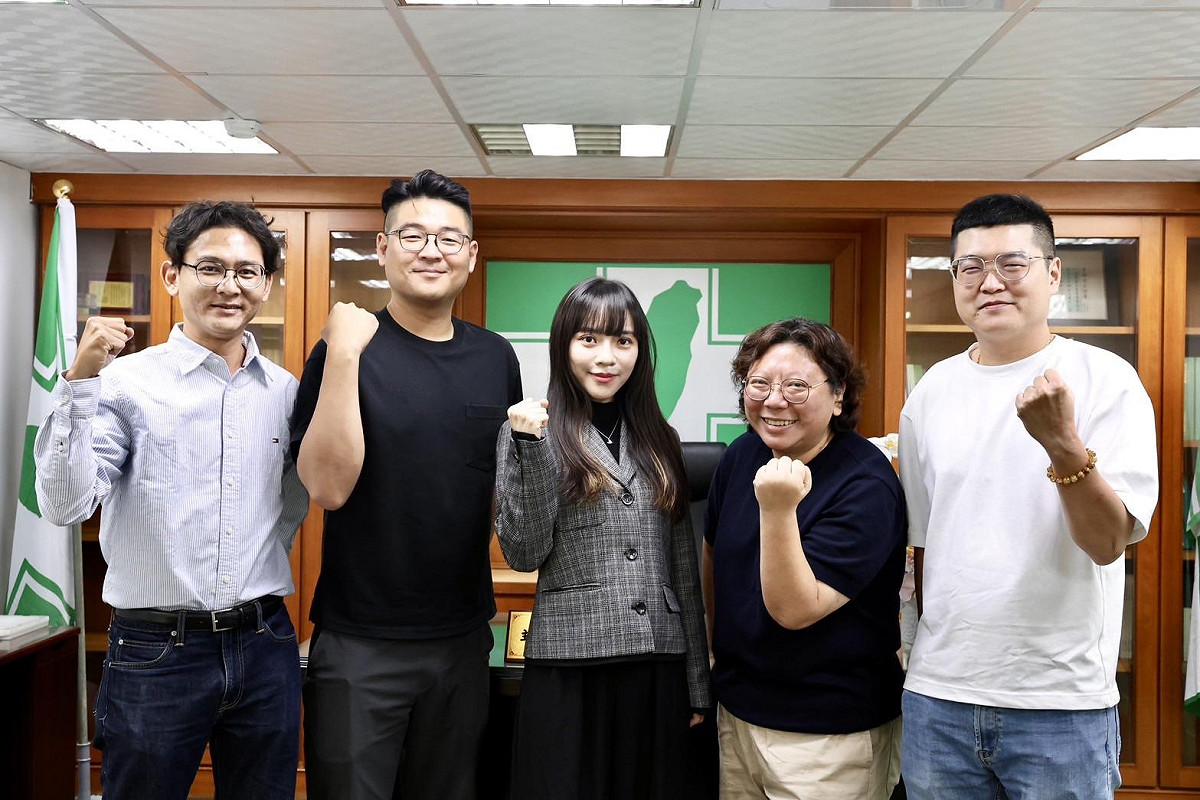 黃捷(中)與執行長郭春津(右)及三位副執行長。 圖：民進黨高雄市黨部/提供