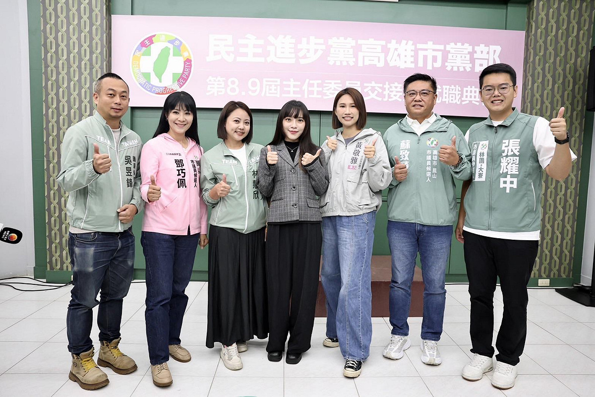 黃捷(中)與角逐市議員的新人。 圖：民進黨高雄市黨部/提供