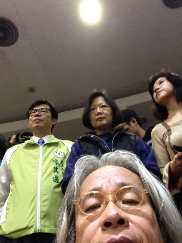 作家馮光遠8日也幫黃國昌「還原記憶」，表示當初黃國昌與他自己是約晚上10點才進去立院議場，與第一批9點多進場學生是不同批，更酸黃國昌的「最新一則謊言」。 圖：翻攝自馮光遠臉書