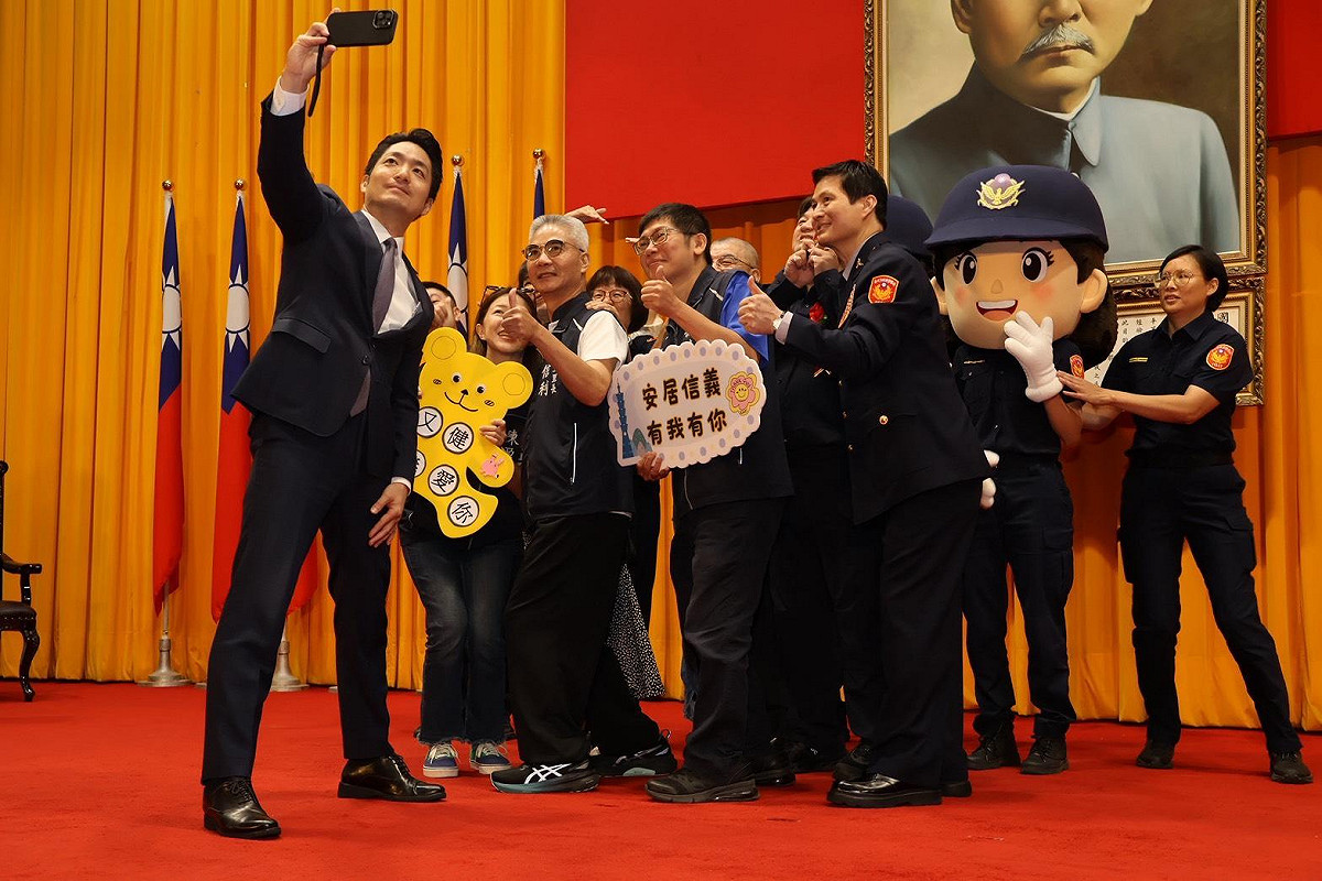 台北市長蔣萬安與市警局長林炎田、信義分局警員蘇又健及眷屬、機關應援團自拍。 圖：台北市警局提供