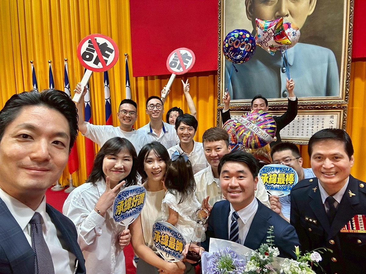 台北市長蔣萬安、市警局長林炎田與獲獎者刑事警察大隊林承緯組長及應援團自拍。 圖：台北市警局提供