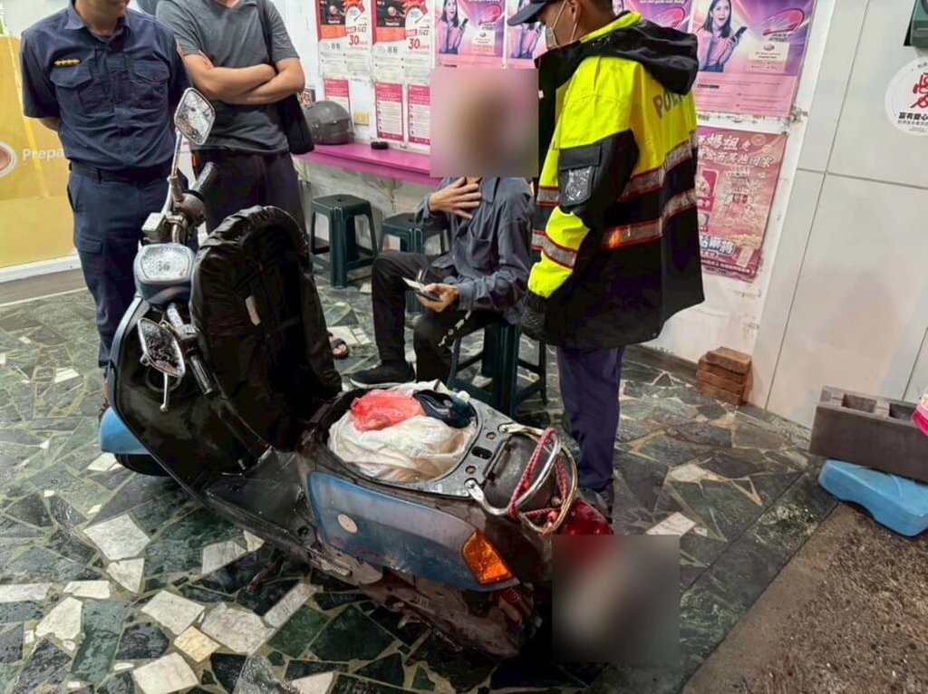 屏東縣東港鎮陳姓男子日前在住處施用海洛因及安非他命後騎車上路，警方攔查並起出多種毒品，依法送辦。（東港警分局提供）中央社記者李卉婷傳真　115年6月8日