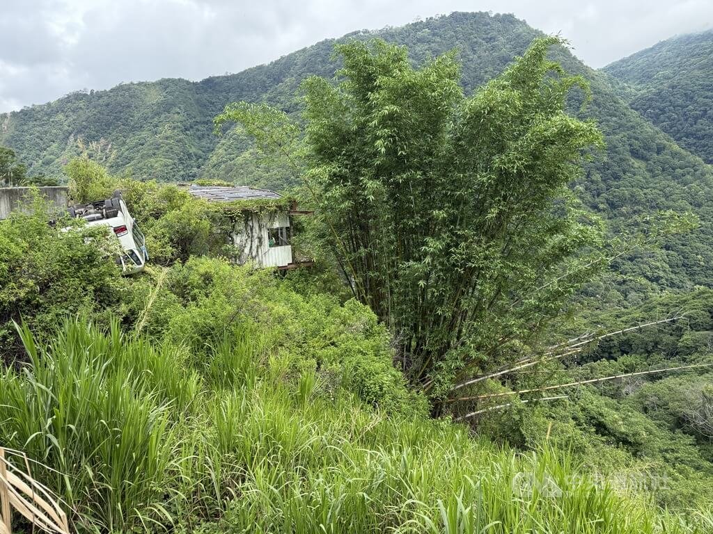 1輛中型巴士7日行經台14線南投縣仁愛鄉霧社路段翻落邊坡釀16人送醫，這輛中巴先撞擊路旁花台，再側翻墜落邊坡，所幸被邊坡水泥平台擋住，才未再滾落逾百公尺深谷。中央社記者蕭博陽南投縣攝　115年6月8日