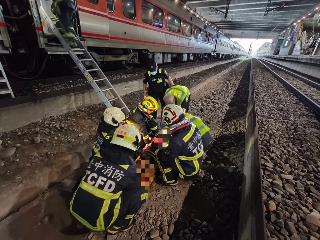 台鐵新烏日站8日上午有民眾因不明原因掉落軌道，台中市消防局獲報派員前往搶救。（民眾提供）中央社記者趙麗妍傳真　115年6月8日