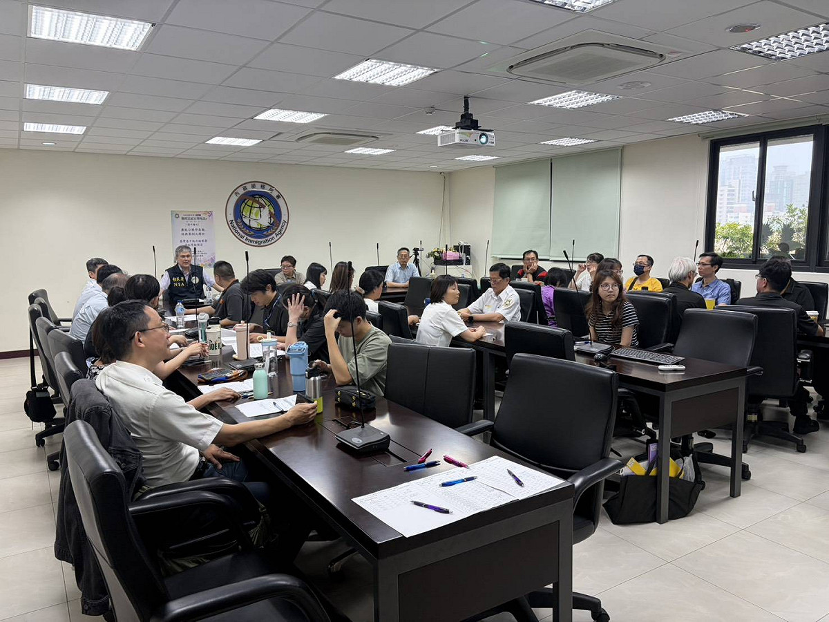 內政部移民署為提升同仁的法紀素養與廉政風險意識，今（8）日在台中辦理廉政法紀宣導座談，並以「廉能公務停看聽，經典案例大解析」為主題，邀請台灣台中地方檢察署黃鈺雯檢察官擔任講座。 圖：移民署提供