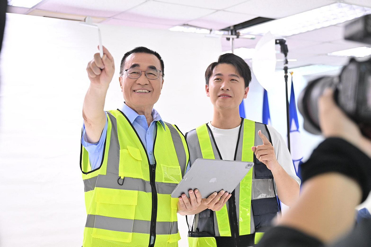 李四川與板橋區議員參選人鄧凱勛合拍形象照。 圖：李四川競選辦公室/提供