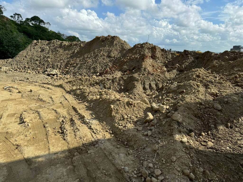 台中地檢署偵辦大肚區某山坡地遭大規模非法傾倒廢土、營建剩餘混合物及污泥等事業廢棄物案件，圖為遭傾倒廢土現場。（中檢提供）中央社記者趙麗妍傳真　115年6月8日