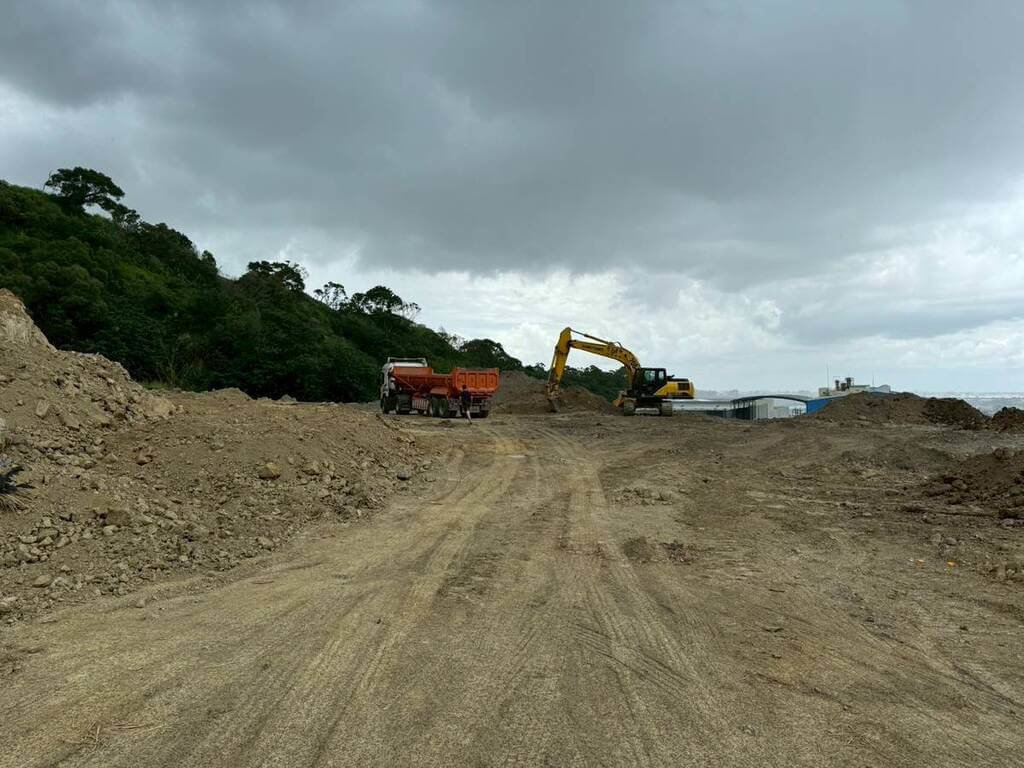 台中地檢署偵辦大肚區某山坡地遭大規模非法傾倒廢土、營建剩餘混合物及污泥等事業廢棄物案件。犯嫌承租挖土機在現場假意整地，實則運來廢土堆置。（中檢提供）中央社記者趙麗妍傳真　115年6月8日