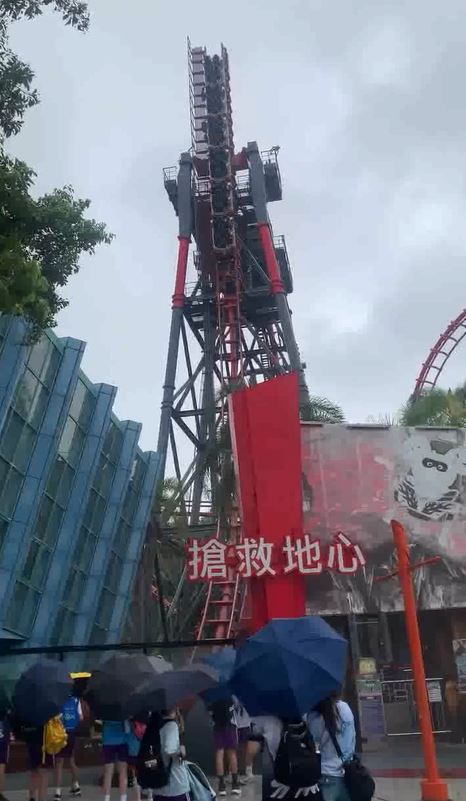 麗寶樂園知名遊樂設施啟動安全機制，暫停行駛8分鐘，20名遊客受困半空中。 圖：翻攝自Threads@gracesu0201