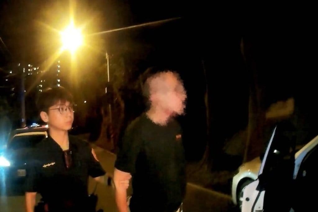 桃園市葉姓男子8日凌晨涉嫌在車內吸食愷他命，遭巡邏員警發現後拒絕盤查，並企圖駕車逃逸；警方採取強制措施將其壓制逮捕，並在車內查獲愷他命、毒咖啡包等違禁物品及相關證物。（桃園市警局桃園分局提供）中央社記者吳睿騏傳真　115年6月8日