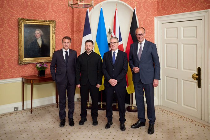 為了展現對烏克蘭的支持，英國首相斯塔默、法國總統馬克宏、德國總理梅爾茨近期與烏克蘭總統澤連斯基在倫敦舉行會晤，共同針對歐洲的防務問題進行深入討論。斯塔默也在會議結束後透過社群媒體發布貼文，公開展示支持烏克蘭的立場。 圖：翻攝自 @NOELreports X 帳號